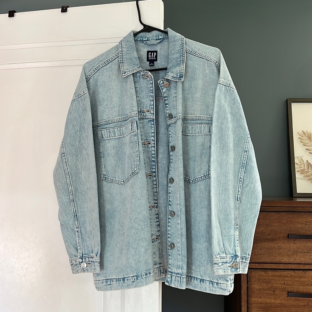 NWT Gap denim jacket, size Small 🩵